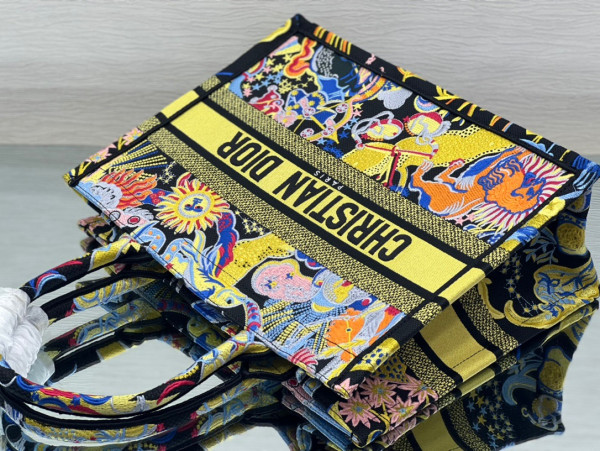 medium D*or book tote