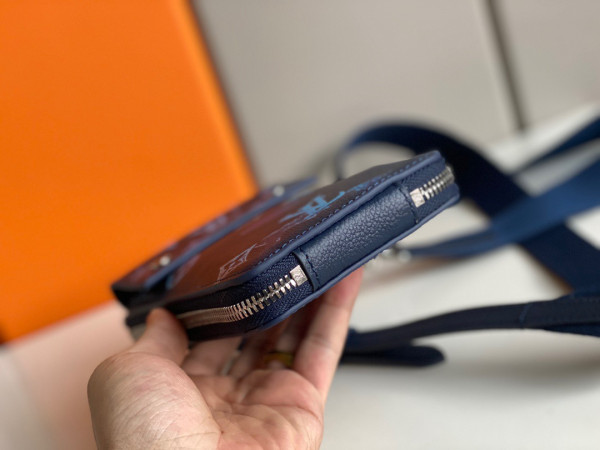 l**is V*t*n phone pouch