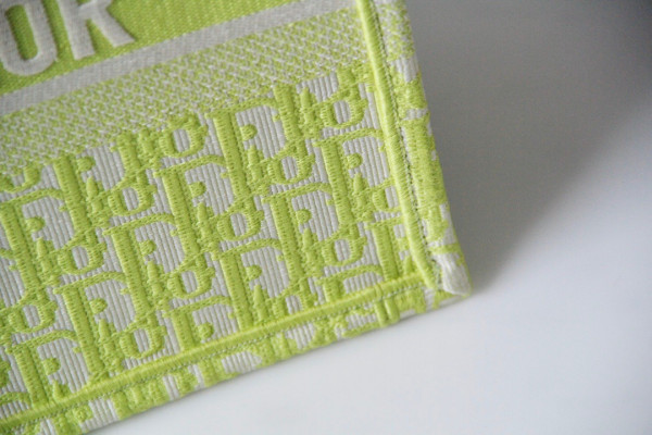 medium D*or book tote