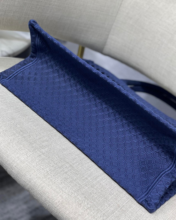 medium D*or book tote