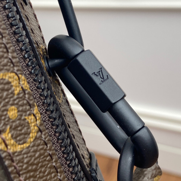 l**is V*t*n soft trunk wallet