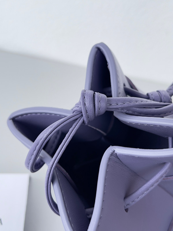 Bo*te*ga ve*ne*ta mini cassette bucket bag