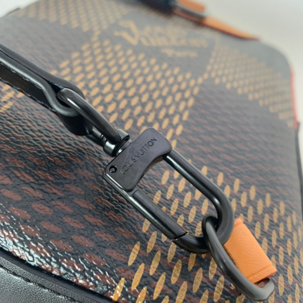 l**is V*t*n amazone nigo sling bag