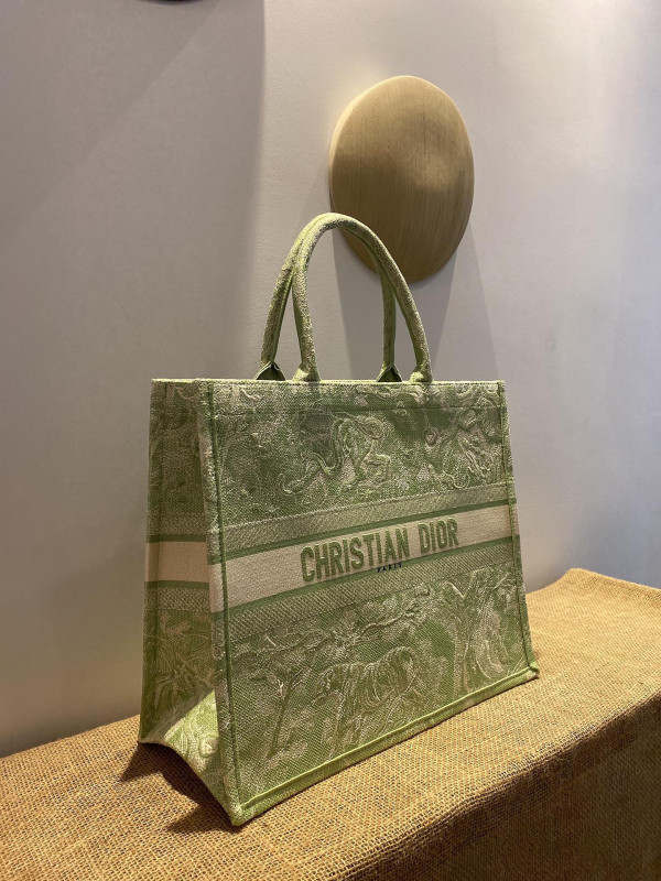 large D*or book tote