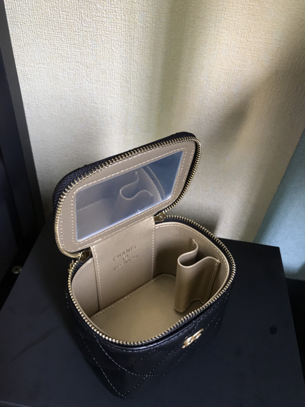 CL SMALL VANITY WITH CHAIN