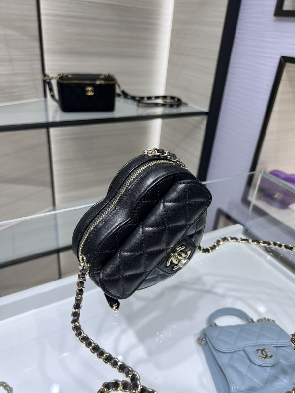 CL HEART CLUTCH WITH CHAIN