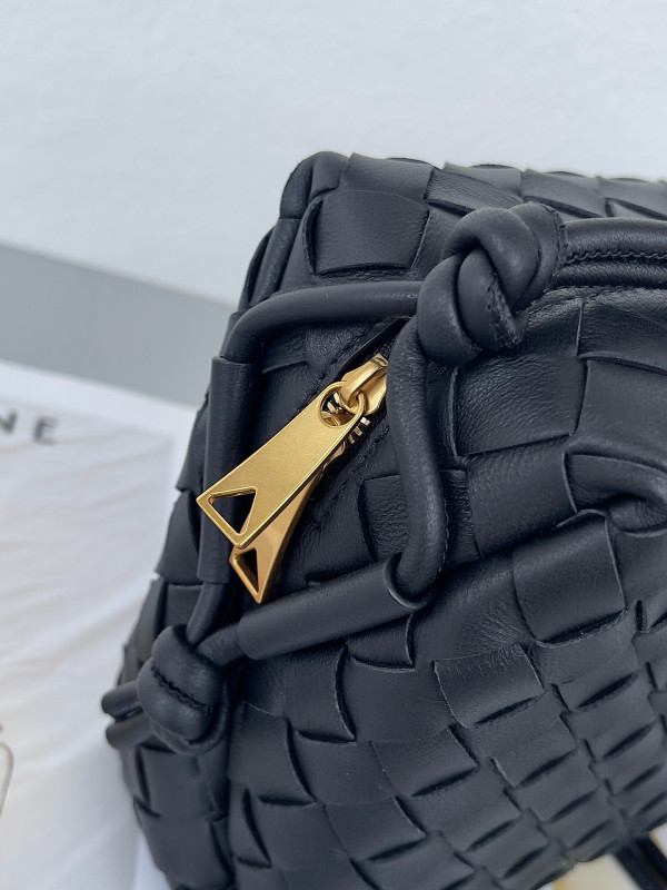 Bo*te*ga ve*ne*ta small loop camera bag