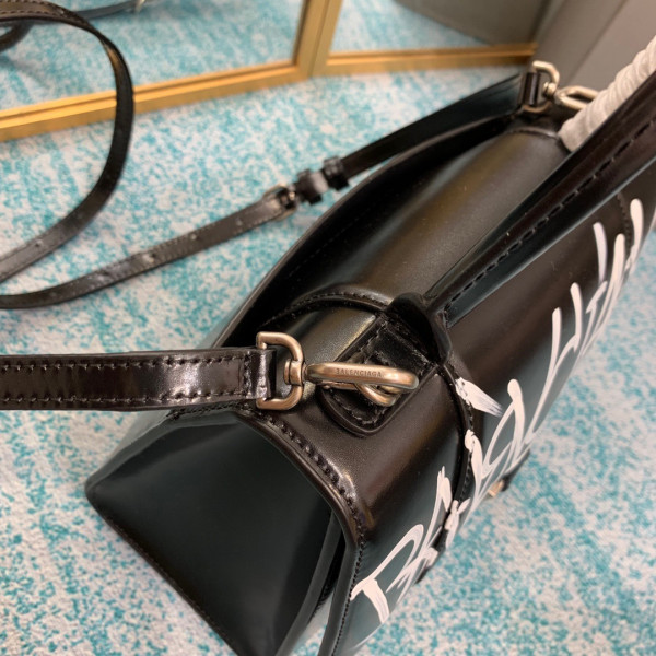 Ba*len*cia*ga hourglass