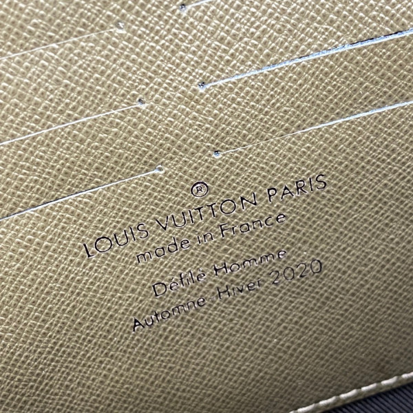 l**is V*t*n soft trunk wallet