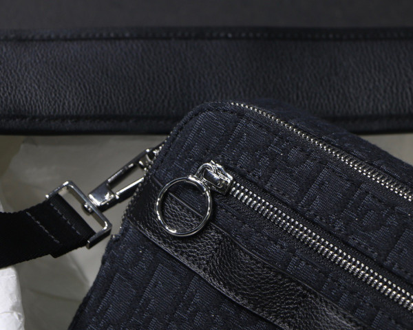 D*or safari messenger bag