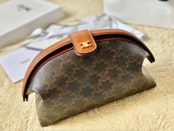 Ce**e toiletry in triomphe canvas