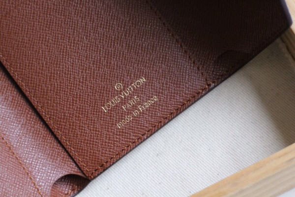 l**is V*t*n victorine wallet