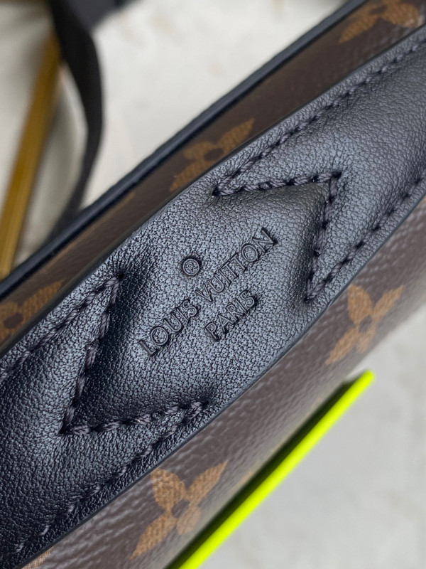 l**is V*t*n s lock sling bag