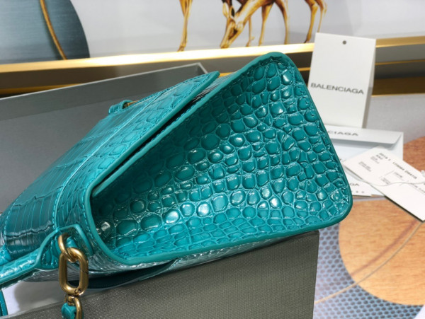 Ba*len*cia*ga hourglass