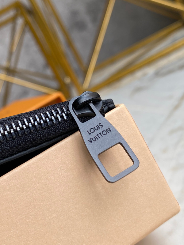 l**is V*t*n multi card holder trunk