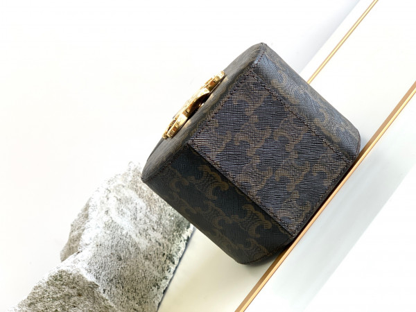 Ce**e round box triomphe