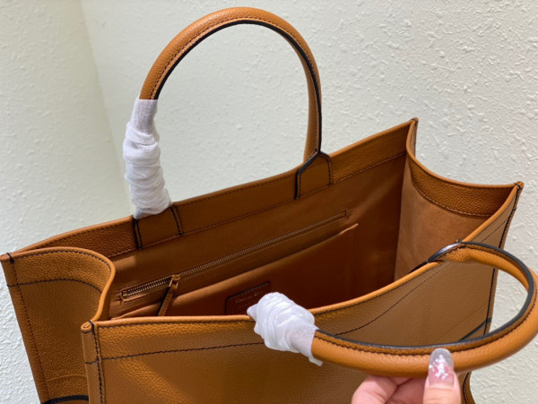 large D*or book tote