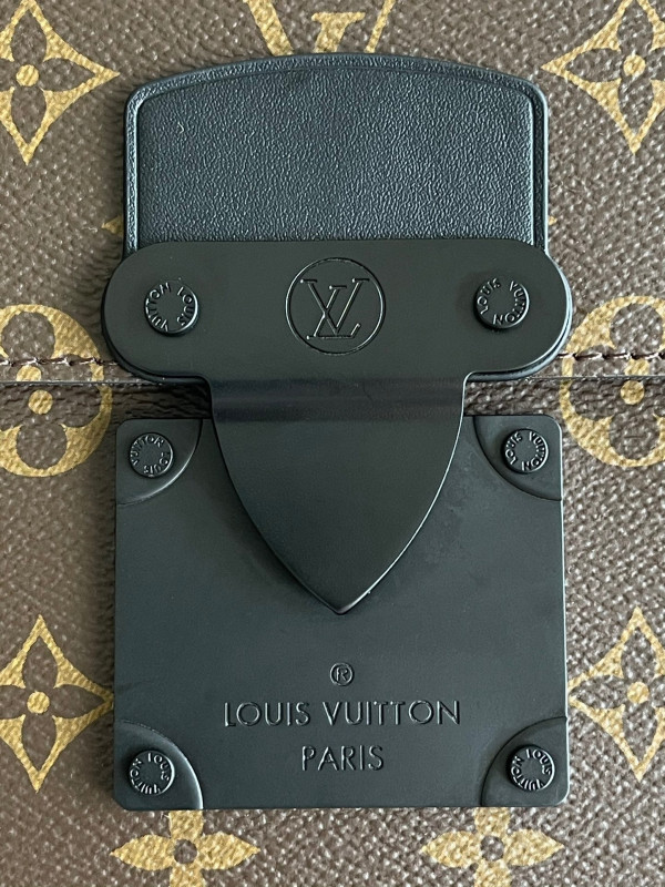 l**is V*t*n s lock a4 pouch