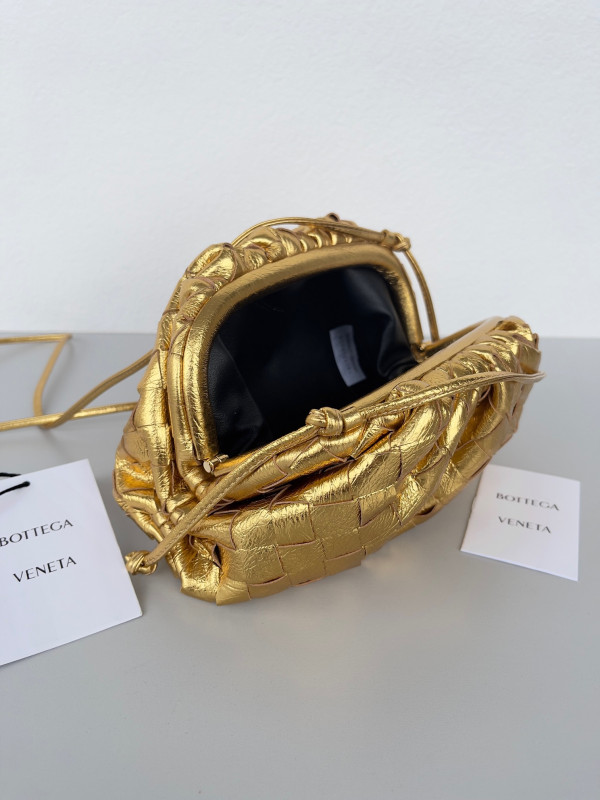 Bo*te*ga ve*ne*ta mini pouch