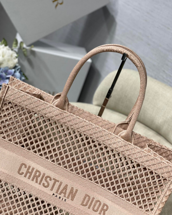 large D*or book tote