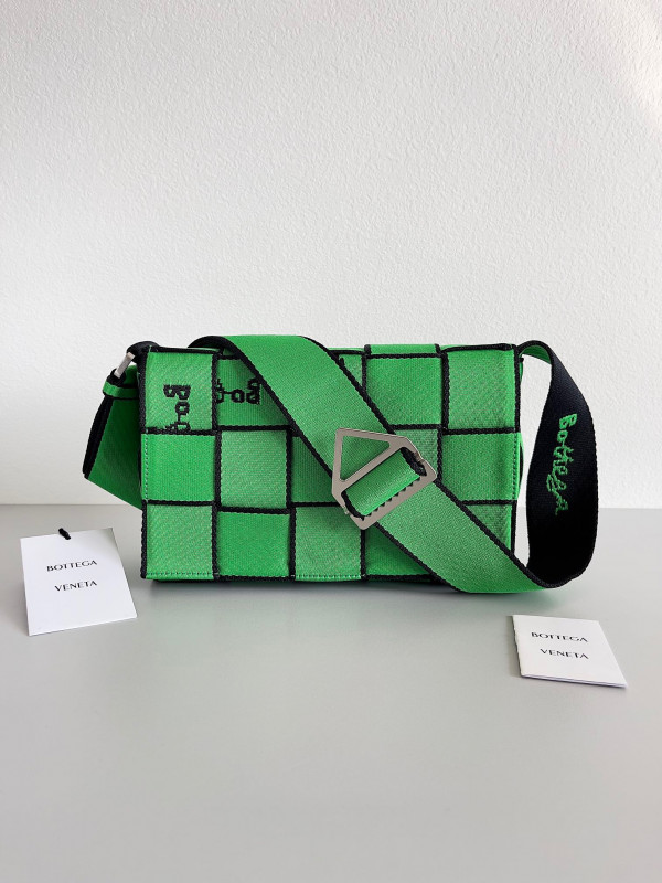 Bo*te*ga ve*ne*ta webbing