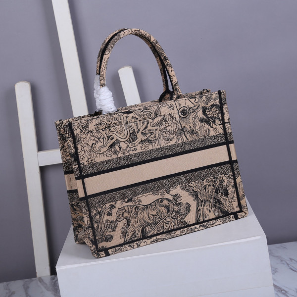 medium D*or book tote