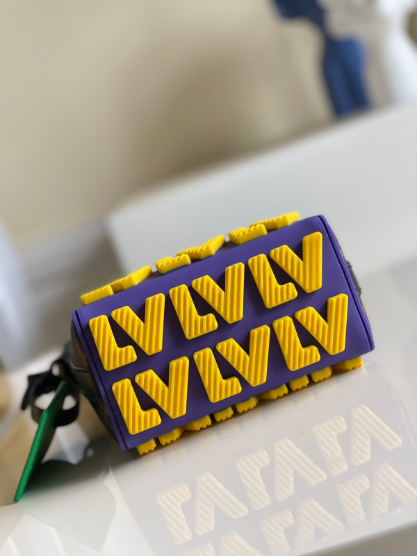 l**is V*t*n cruiser messenger