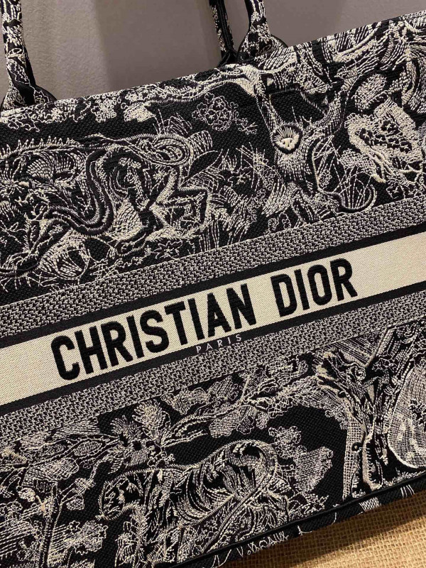 large D*or book tote