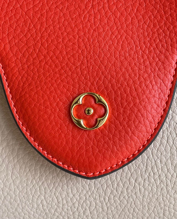 l**is V*t*n capucines pm