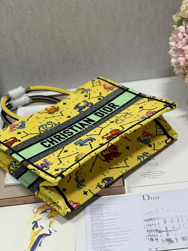 medium D*or book tote