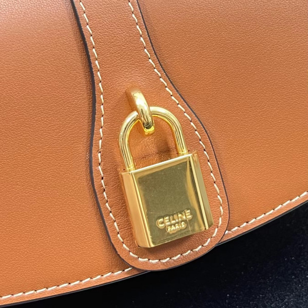 Ce**e clutch on strap