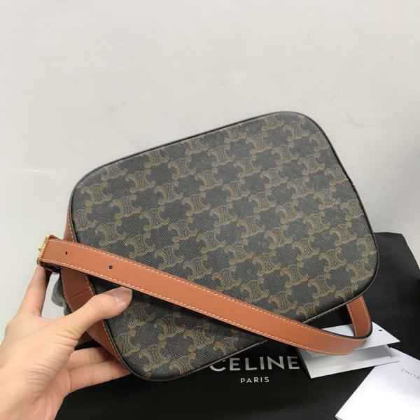 Ce**e medium bucket in triomphe canvas