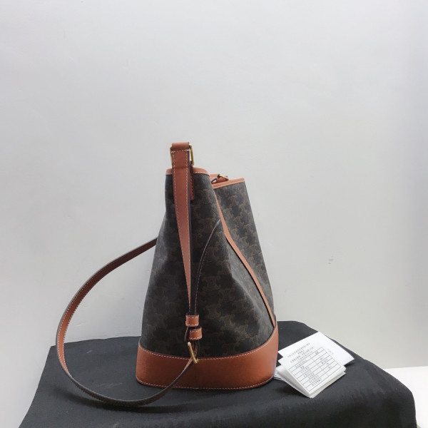 Ce**e medium bucket in triomphe canvas