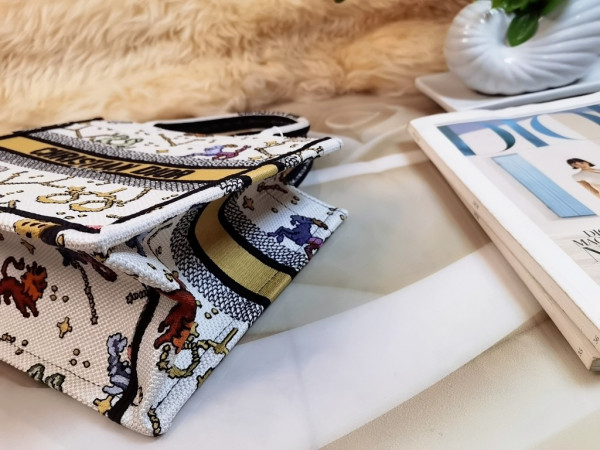 small D*or book tote