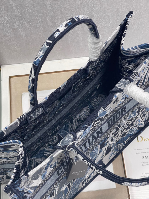 large D*or book tote