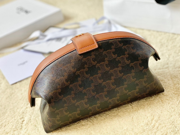 Ce**e toiletry in triomphe canvas