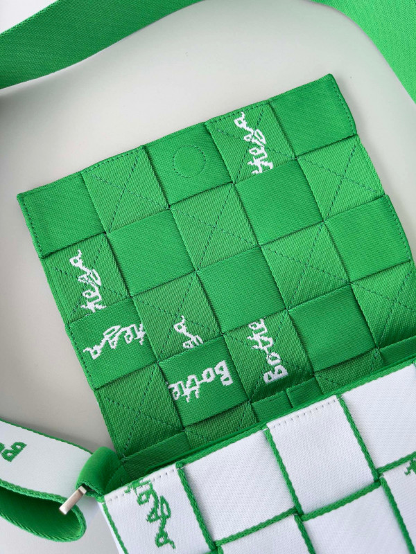 Bo*te*ga ve*ne*ta webbing