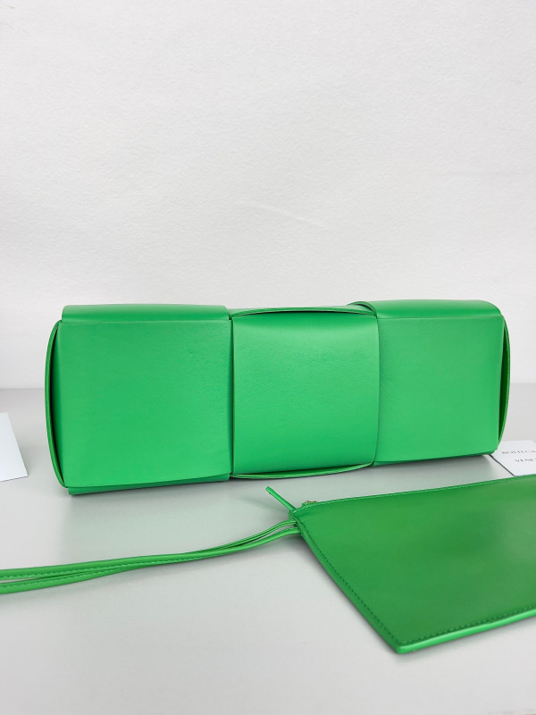 Bo*te*ga ve*ne*ta arco medium tote