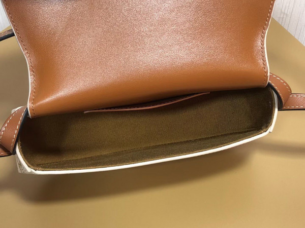 Ce**e clutch on strap