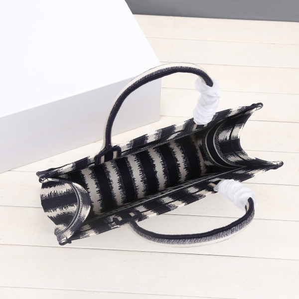 medium D*or book tote