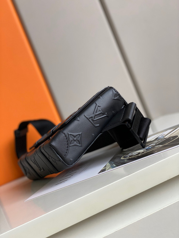 l**is V*t*n trunk slingbag