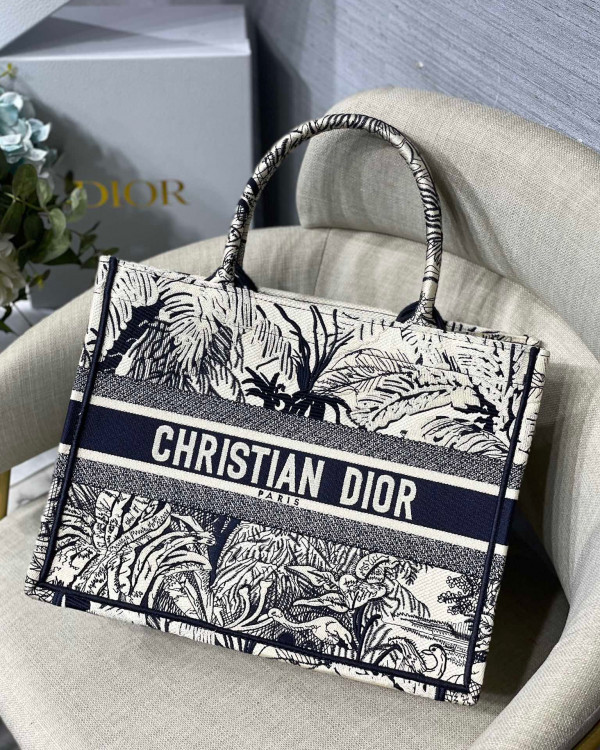 medium D*or book tote