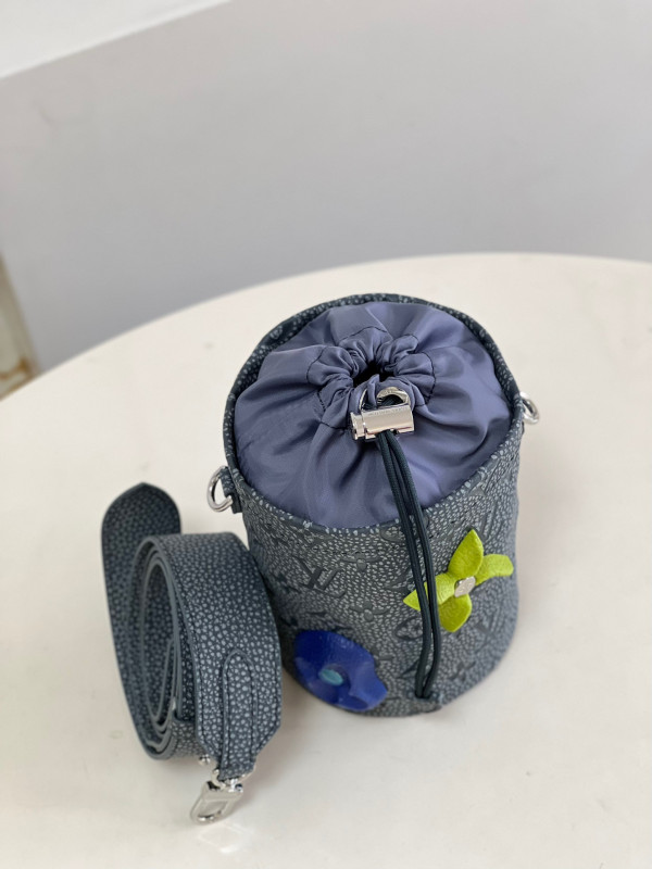 l**is V*t*n chalk pouch