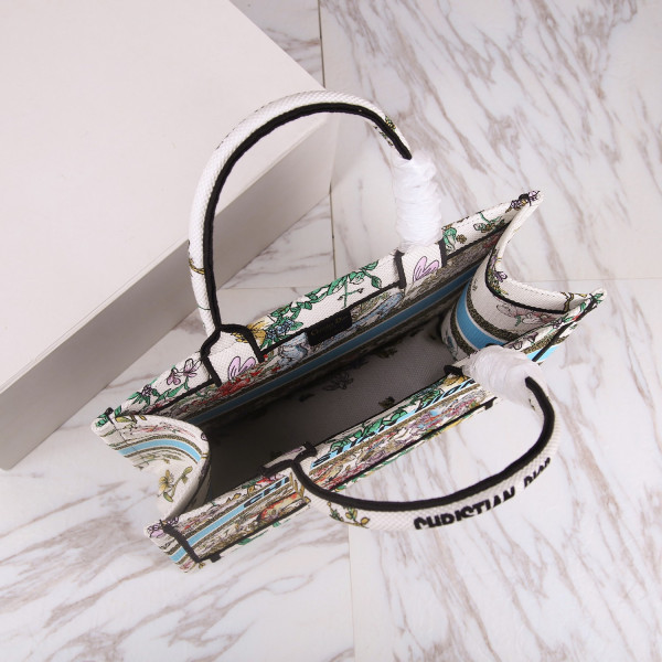 medium D*or book tote