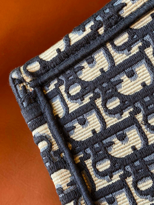 large D*or book tote