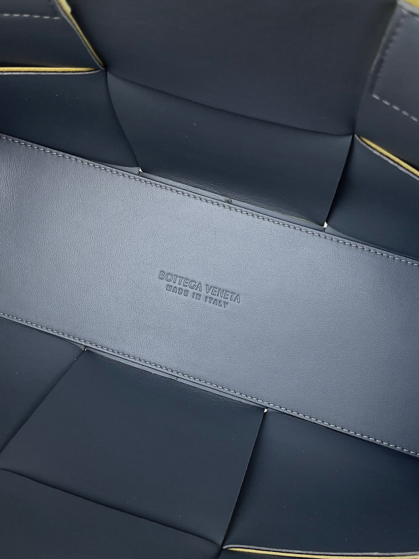 Bo*te*ga ve*ne*ta small arco tote bag