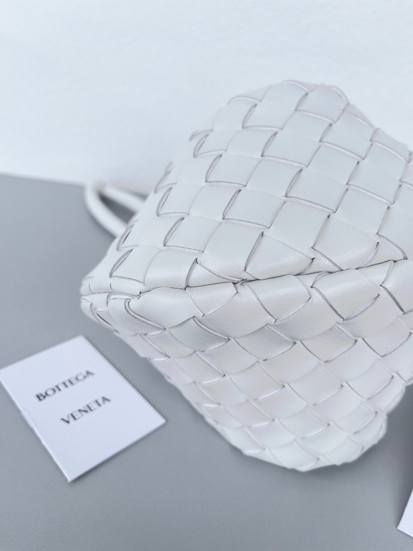 Bo*te*ga ve*ne*ta turn