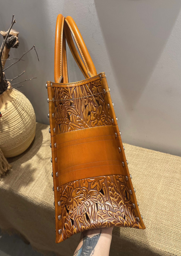 large D*or book tote