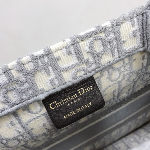 medium D*or book tote