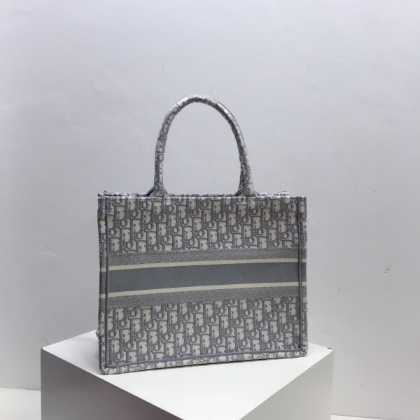 medium D*or book tote